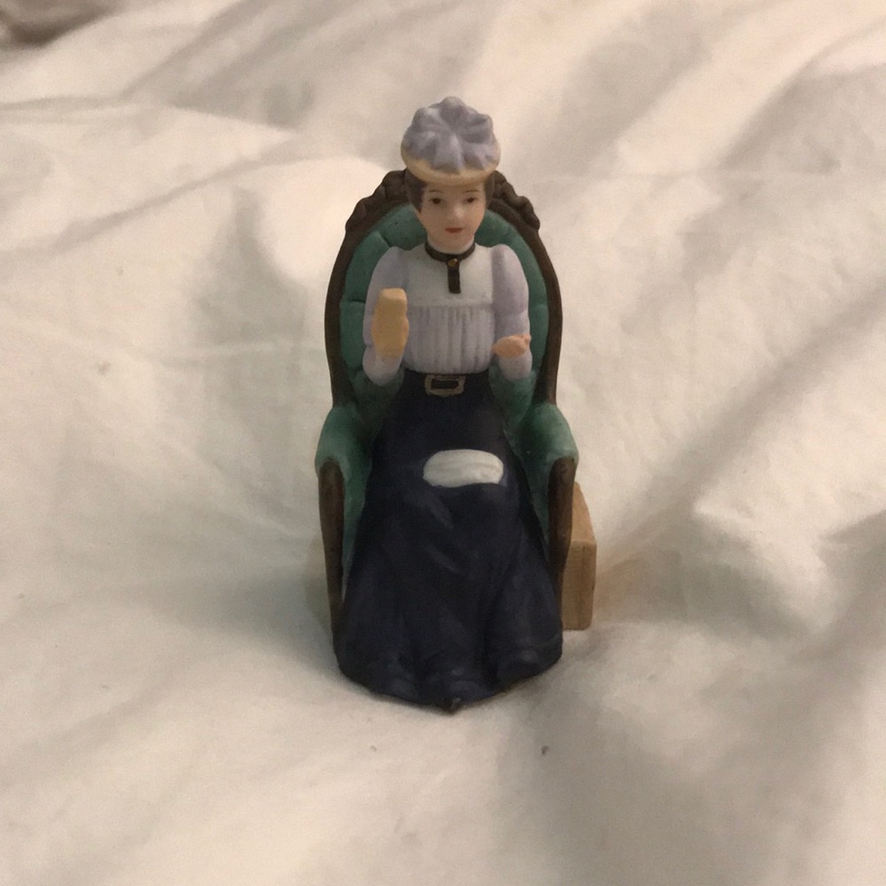 Avon mini mrs Albee doll with chair